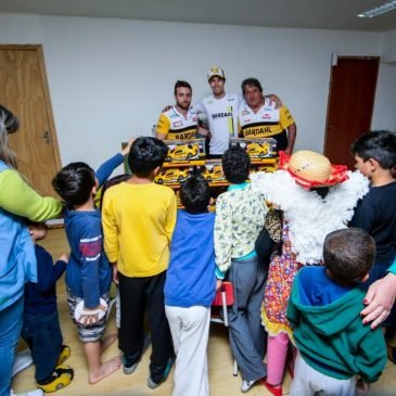 Pilotos que vão competir na nona etapa da Stock Car visitam o Lar Moisés